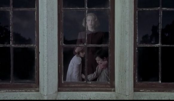 Семья за окном